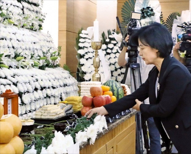 추미애 더불어민주당 대표가 지난 23일 서울아산병원 장례식장에 마련된 김종필 전 국무총리 빈소를 방문해 조문하고 있다. /연합뉴스