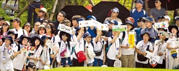 24일 한국여자프로골프협회(KLPGA)가 주최하는 키즈골프캠프에 참가한 초등학생들이 직접 만든 에티켓 보드를 들어 보이며 마셜 체험을 하고 있다. /허문찬 기자 sweat@hankyung.com