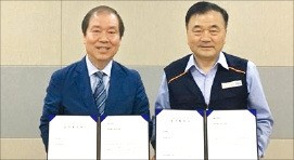 김진한 경북창조경제혁신센터장(왼쪽)과 정사진 인탑스 대표가 지난 15일 업무협약을 맺었다.  /경북창조경제혁신센터 제공
 