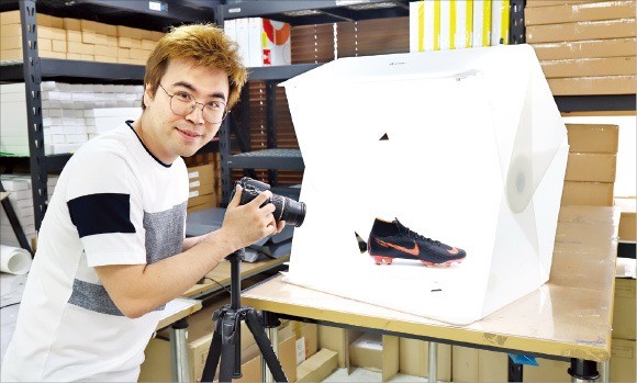 문상곤 오렌지몽키 대표가 휴대용 소형 스튜디오 ‘폴디오’를 활용해 촬영하고 있다.   