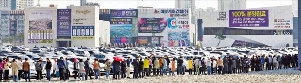 예비청약자들이 지난 4월 세종에서 문을 연 견본주택에 들어가기 위해 긴 줄을 서서 기다리고 있다. 전문가들은 세종 입주 물량이 소화되면 대전 아파트값이 본격적인 상승 국면에 접어들 가능성이 있다고 전망했다. /연합뉴스 