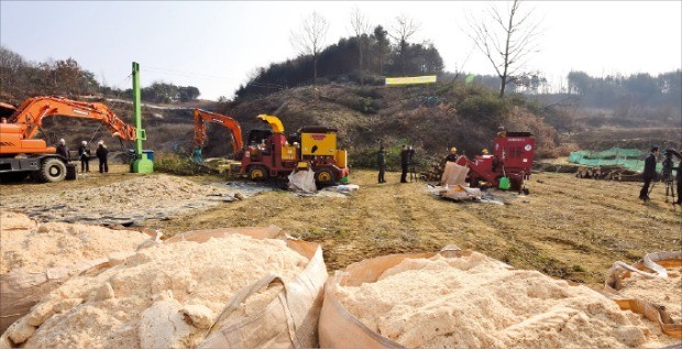 산림청이 소나무재선충병에 걸린 소나무를 모아 파쇄하고 있다. 산림청 제공
 