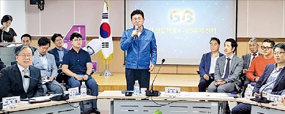 이철우 경북지사 당선자(가운데)가 26일 구미 종합비즈니스지원센터에서 열린 현장토론회에서 인사말을 하고 있다. /오경묵 기자
 