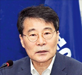 홀로 남은 장하성 정책실장 "흔들리지 않는 게 중요"