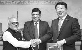 신동우 나노 사장(오른쪽)이 인도 뉴델리에서 BHEL의 아툴 소브티 회장(가운데) 및 수바라타 비스와스 부회장(왼쪽)과 기술수출 계약을 맺고 있다.   ♣♣나노 제공 