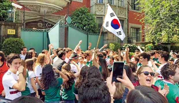 "고마워요 꼬레아" 16강 진출 멕시코에 한국 열풍