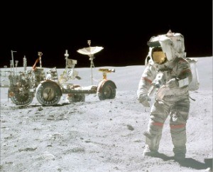 미국 달탐사선 아폴로 16호 우주인인 존 영이 달 표면에서 샘플을 채취하고 있다. /미국항공우주국 제공 