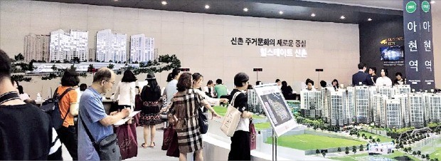 29일 서울 서대문구 북아현동에 문을 연 ‘힐스테이트 신촌’ 아파트 모델하우스에서 내방객들이 단지 모형 등을 둘러보고 있다. /현대건설 제공 