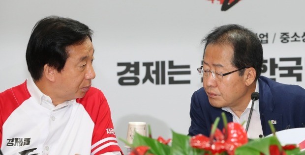 홍준표 자유한국당 대표가 11일 여의도 당사에서 열린 전략분석회의에서 김성태 원내대표와 이야기를 하고 있다. 연합뉴스