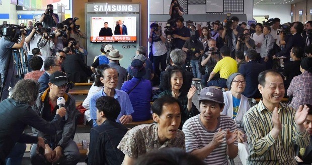 북미정상회담, 역사적인 순간 지켜보는 시민들