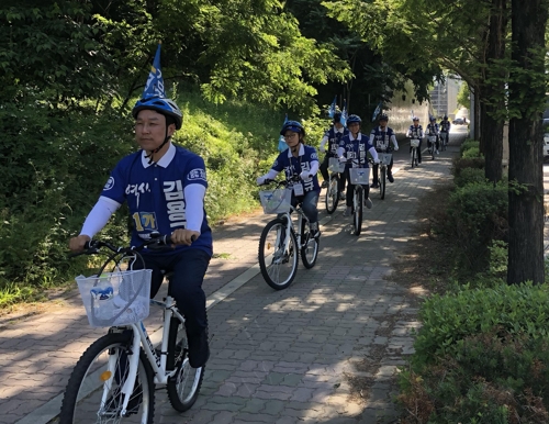 "2000만원짜리 방송차보다 낫네"… 자전거 유세단이 뜬다