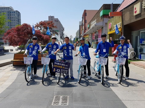 "2000만원짜리 방송차보다 낫네"… 자전거 유세단이 뜬다