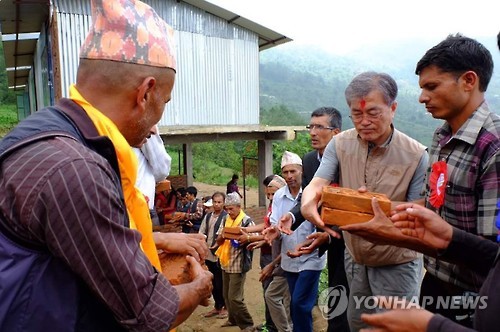 '약속 지킨' 문대통령… 지진피해 네팔 학교에 사비털어 복구지원