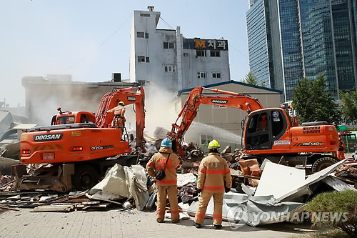 서울 용산 4층 건물 완전붕괴… 1명 부상, 인명수색 중
