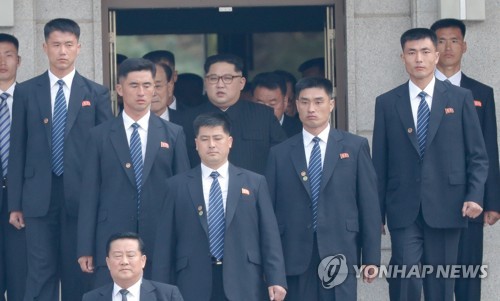 "싱가포르行 김정은, 암살 시도 두려워해…방탄경호단 대동"