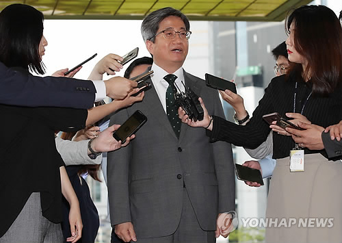 김명수 "재판거래 의혹, 자체해결이 중요"… 일각선 "국회 조사"