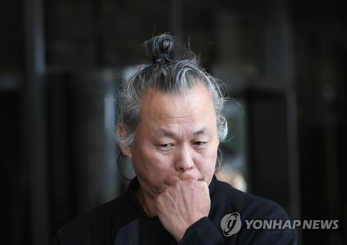 '여배우 고소' 김기덕 검찰 출석… "그렇게 살지 않았다"