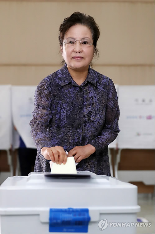 권양숙 여사도 한 표…소감 요청엔 '미소'