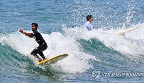 성큼 다가온 여름… 전국 산·바다·축제장 '행락 인파'