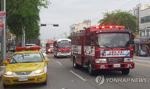 사이렌 울리며 출동하는 소방차 진로 방해하면 과태료 100만원