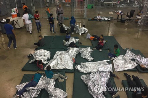 아동격리에 들끓는 美… 트럼프 "미국을 난민캠프로 만들순 없다"
