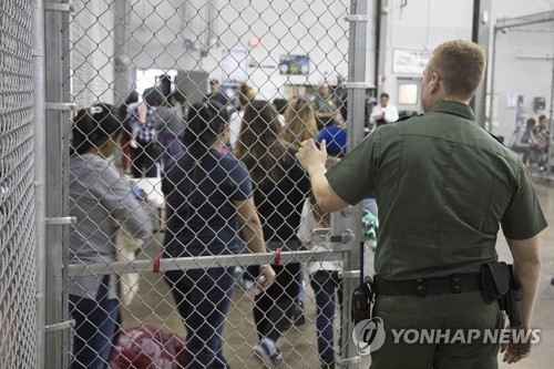 아동격리에 들끓는 美… 트럼프 "미국을 난민캠프로 만들순 없다"