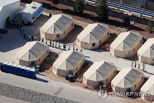 트럼프, 비난 여론 떠밀려 '아동 격리수용' 철회… 행정명령 서명