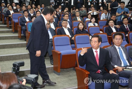 한국 수습안 대충돌… 친박 '김성태 끌어내려' 김성태 '밀어붙여'