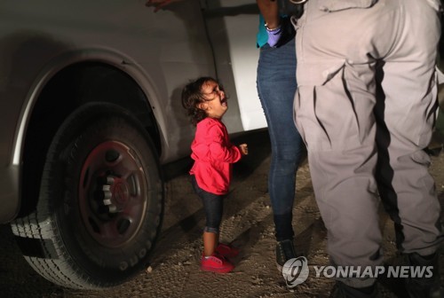 美 눈물의 국경사진 속 온두라스 2살 소녀, 엄마와 함께 지내