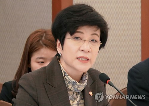 김영주 장관 "노동시간 단축 계도 기간에 모범사례 발굴"