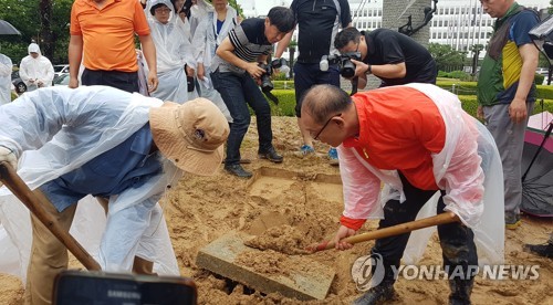 경남도, 땅에 묻힌 '홍준표 채무제로 표지석' 원상 복구