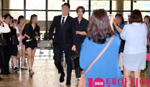 [TEN PHOTO]김현중 &#39;수 많은 팬들에 둘러쌓여 출국&#39;