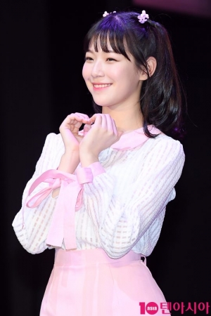 [TEN PHOTO] 프로미스나인 백지헌 &#39;주위 밝히는 미모&#39;