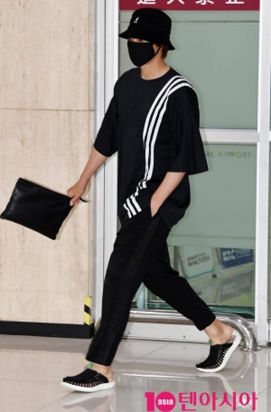 [TEN PHOTO]김현중 &#39;머리부터 발끝까지 시크한 올블랙 공항패션&#39;