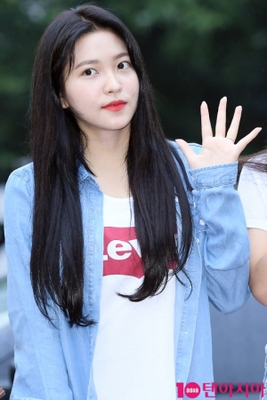 [TEN PHOTO] 레드벨벳 예리 &#39;상큼 손인사&#39;