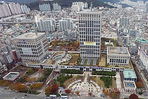 부산시청 앞 광장 시민 품으로… 대형 화분·화단 철거