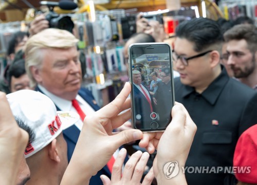 가짜트럼프와 셀피·로켓맨 타코 완판… 북미회담 마케팅 '호황'