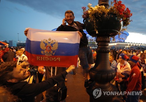[월드컵] FIFA 랭킹 70위 맞아?… '통쾌한 반란'에 러시아 환호