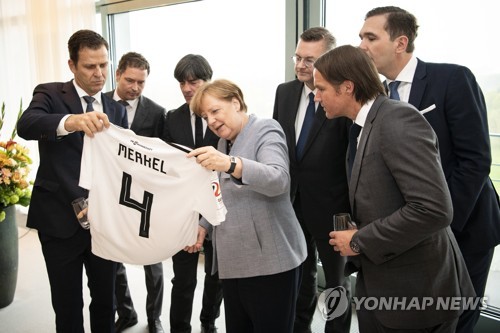 메르켈, 한국에 패한 독일팀 16강 좌절에 "매우 슬퍼"