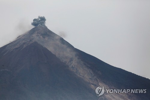 과테말라 푸에고 화산 다시 폭발… 사망자 62명으로 늘어