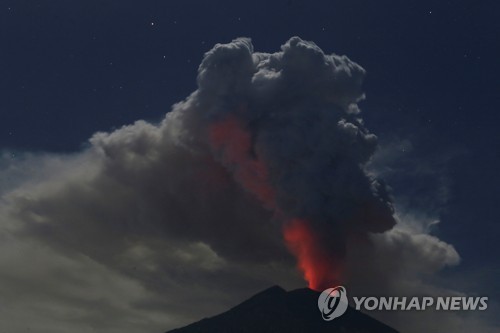 인도네시아 발리 섬 화산분화… 공항 일시 폐쇄