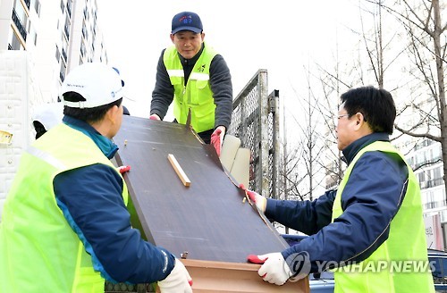 쓰레기 줍고 밥 퍼주고 헌혈도… 의례적 취임식은 옛말