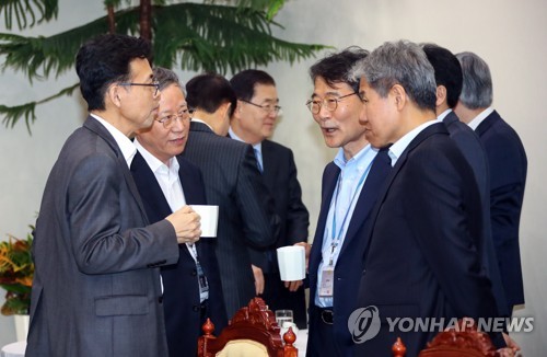 靑 '1기 경제라인' 작별인사…장하성 "흔들리지 않는 것이 중요"