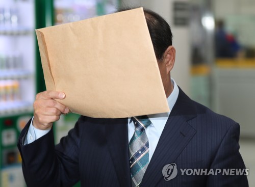 '채동욱 뒷조사' 서초구청 간부 법정서 "혐의 인정"