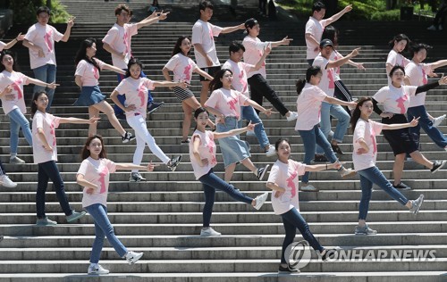 서울대 학생들 40여명 '통일을 춤추다' 플래시몹