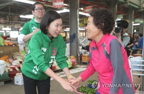 제주도지사 후보들 오일장 총출동… 표심 잡기 나서