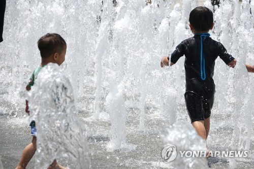 전국 '피서 행렬' 속 뜨거운 주말…곳곳에 이틀째 폭염특보