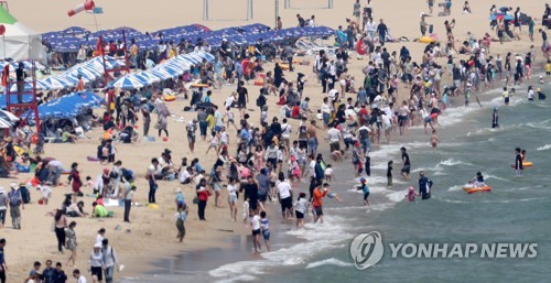 전국 '피서 행렬' 속 뜨거운 주말…곳곳에 이틀째 폭염특보