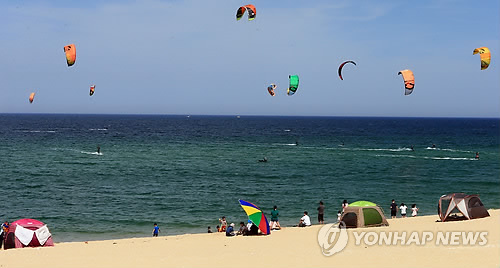 전국 '피서 행렬' 속 뜨거운 주말…곳곳에 이틀째 폭염특보