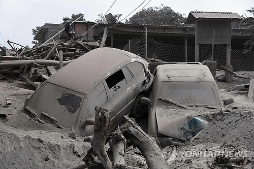 과테말라 화산폭발 생존자 구조 중단… 국제 구호손길 잇따라